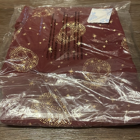 NWT Torrid Leggings Cropped Burgundy with gold Skulls & Stars size 2 - Picture 5 of 7